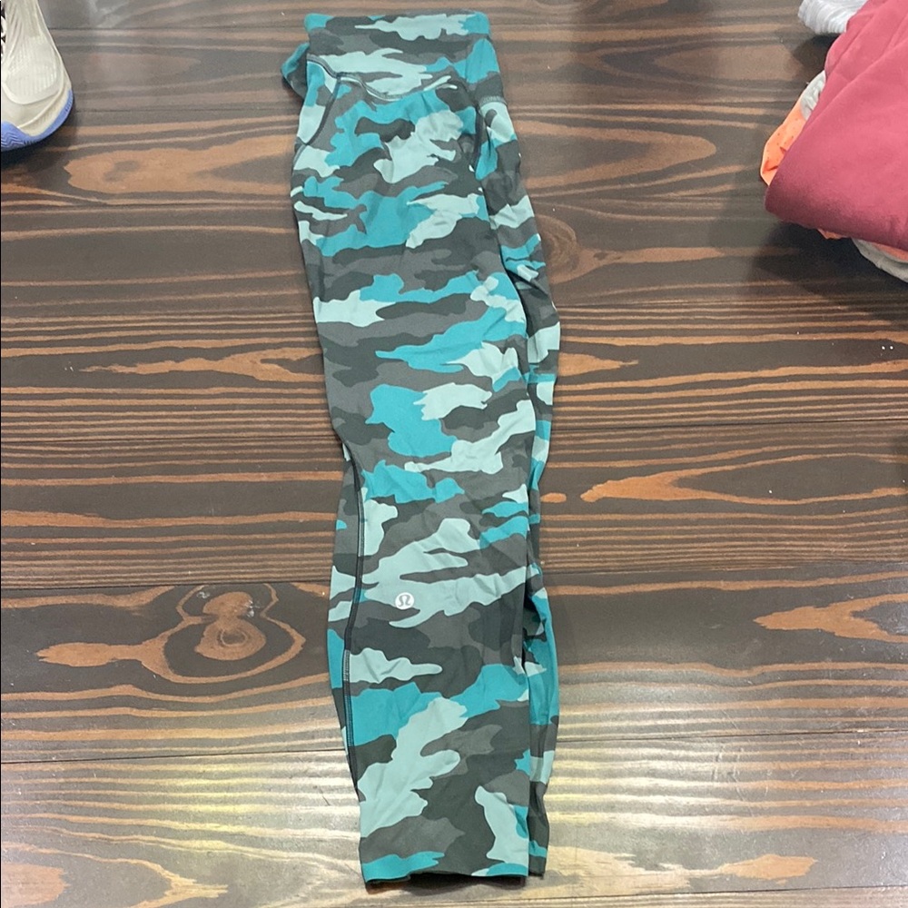 Lululemon leggings size 6. Camo